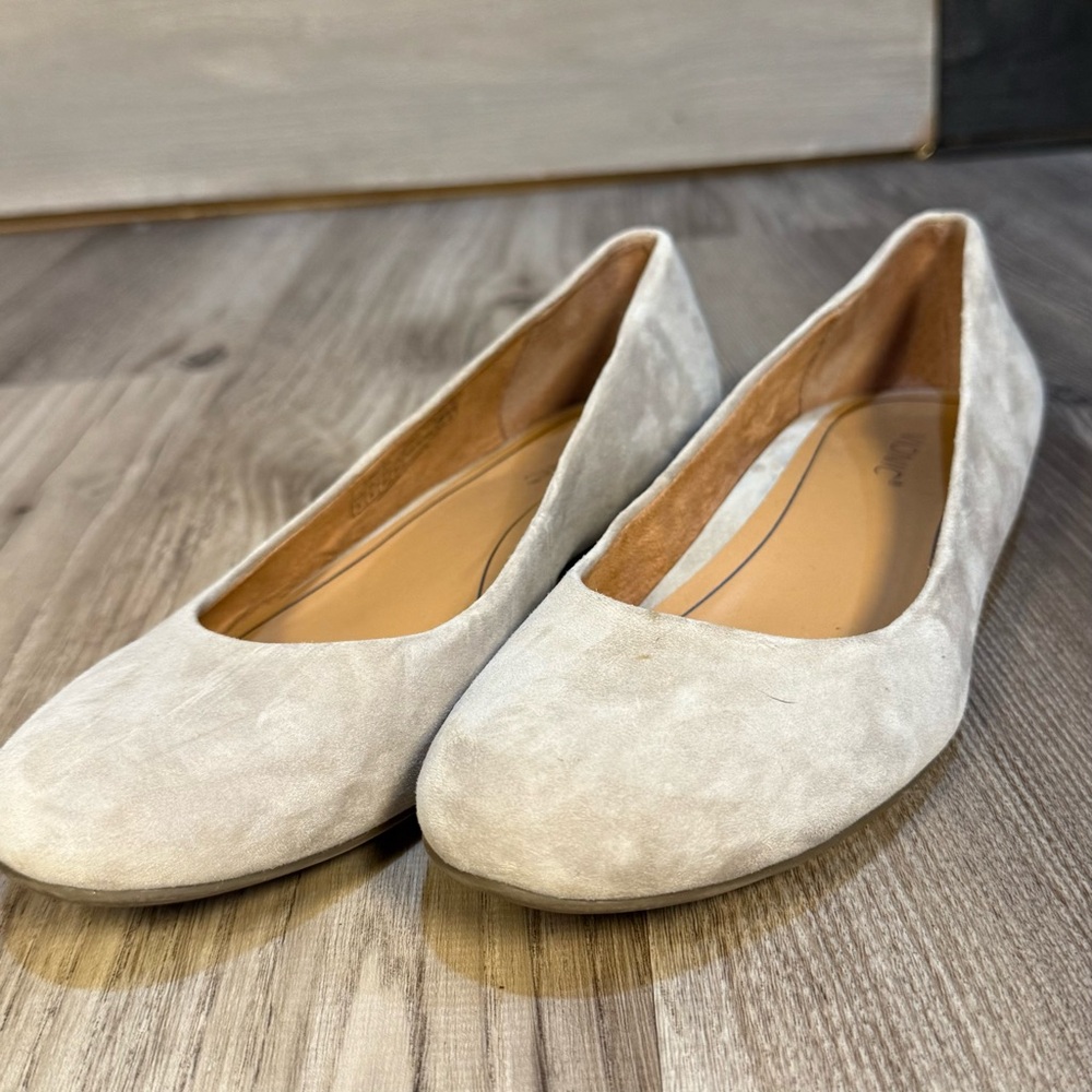 Woman’s Vionic Tan Suede Women's Flats